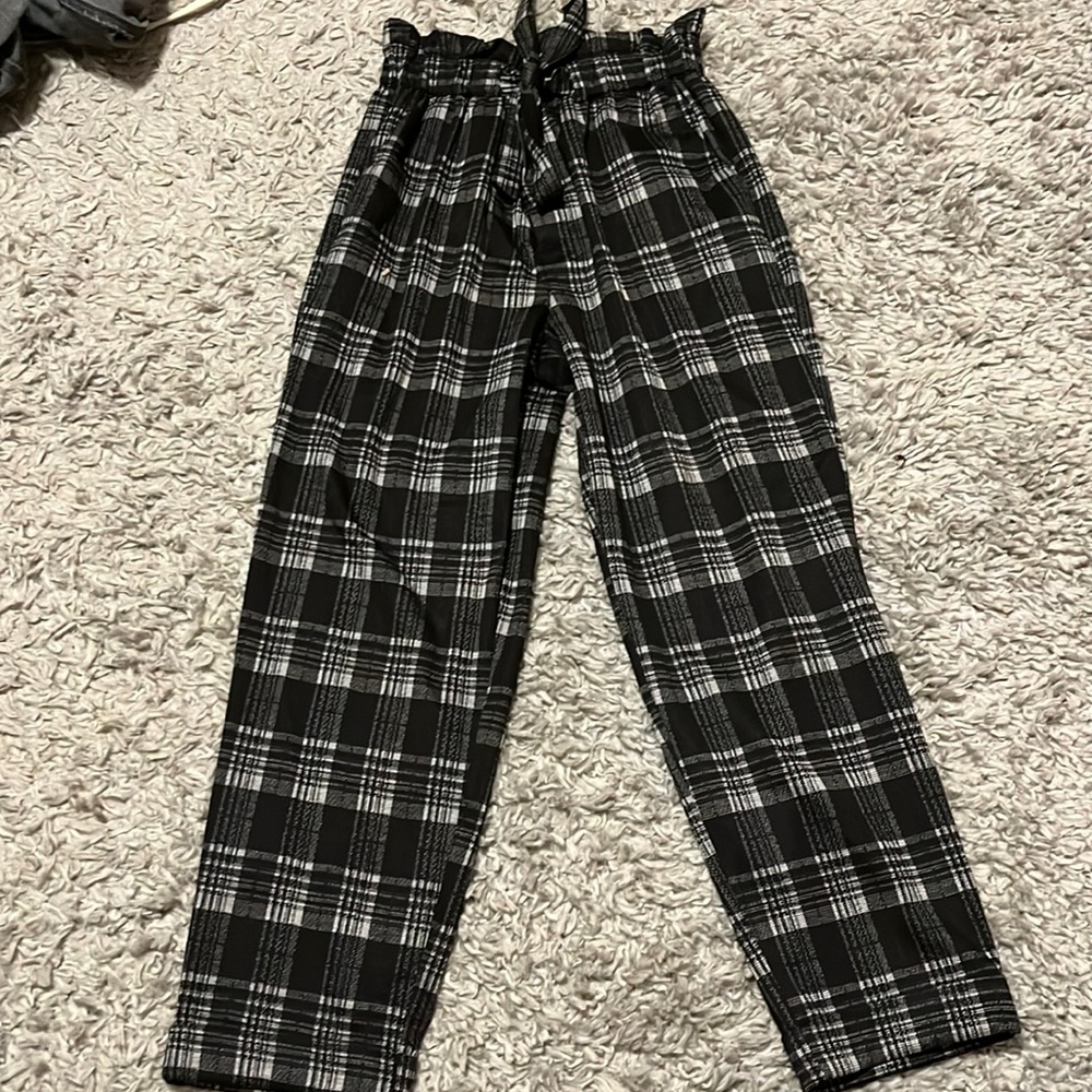 Romeo + Juliet Couture Black Plaid Cuffed Pants Womens size Small